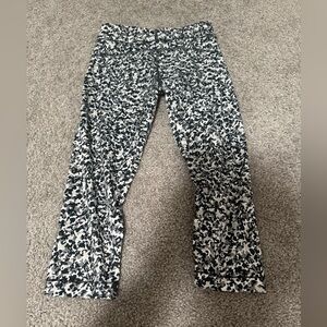 Under Armor workout pants, size small. Capri length